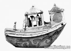 明代素三彩瓷船